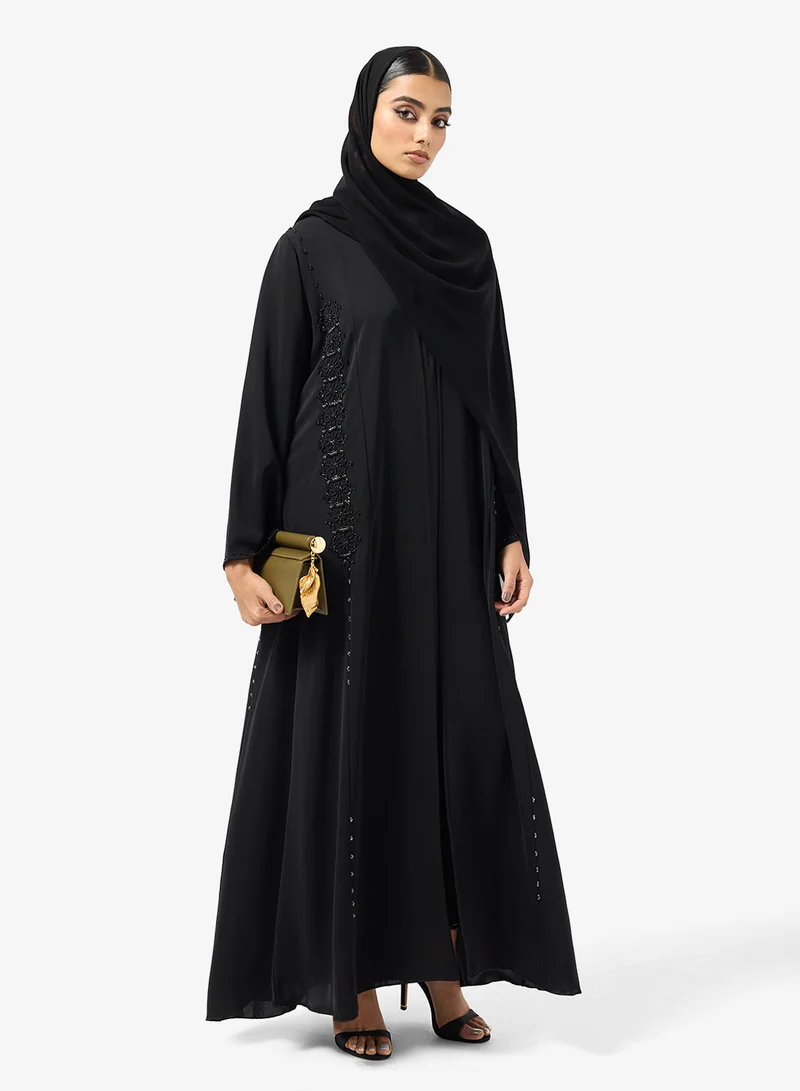 هيا كلوزيت عباية مفتوحة بتطريز زهري وياقة على شكل حرف